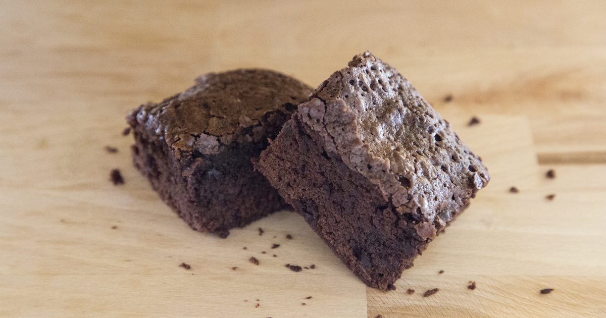Jak udržet Brownies od získání tvrdé kolem okraje Pan