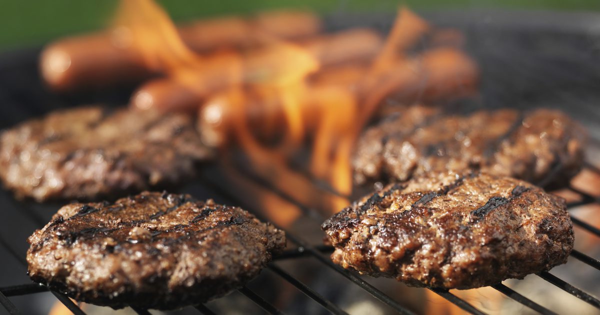 Hoe u uw hamburger kunt beschermen tegen krimpen aan de grill