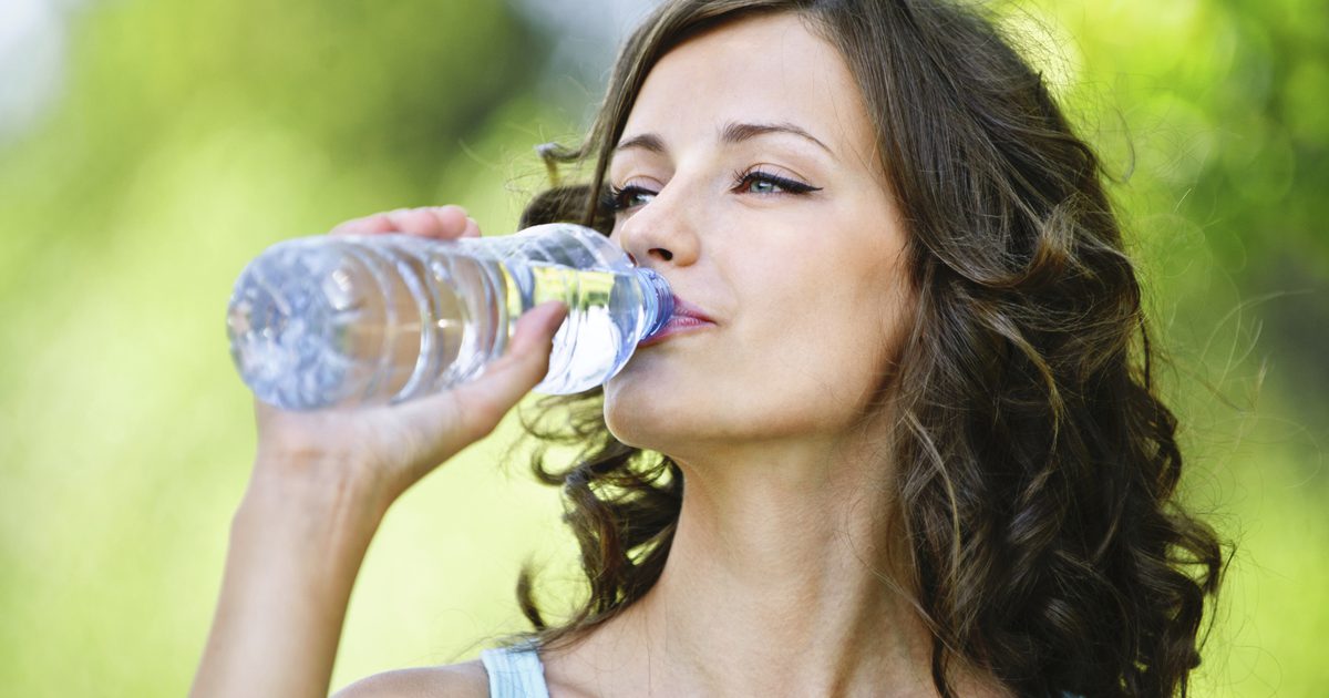 Hur man förlorar magefett genom att dricka vatten