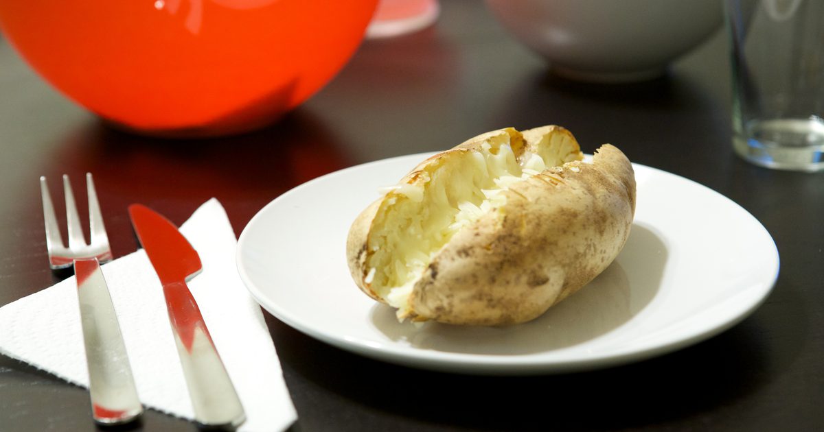Wie man gebackene Kartoffeln in einem Röster macht