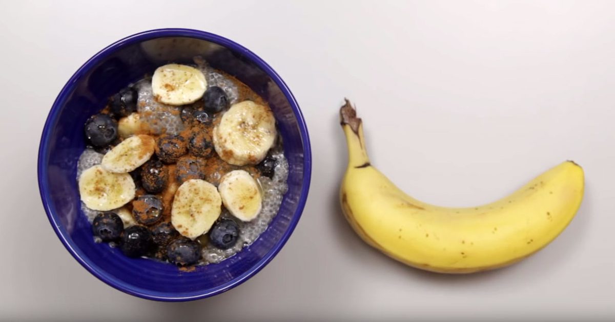 كيفية صنع فطيرة الموز وبرقع تشيا الفطور