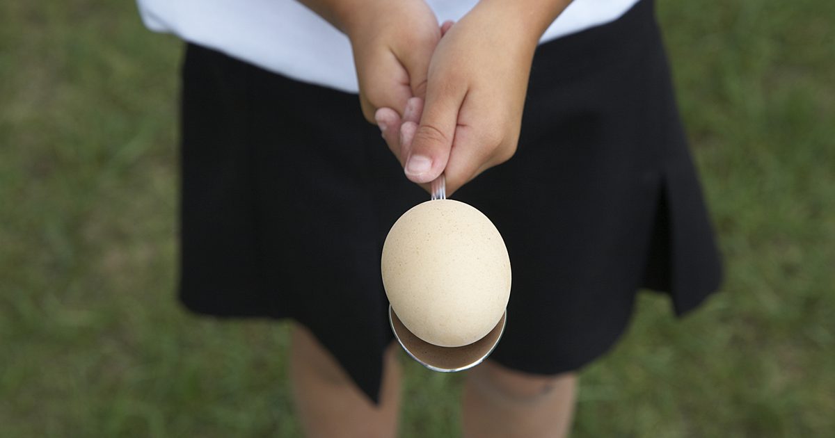 Wie man einen Behälter für einen Eiertropfen herstellt