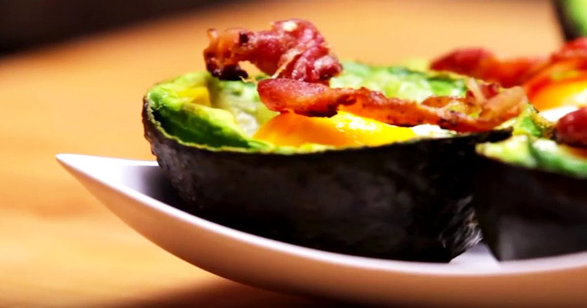Hoe maak je gemakkelijk, 3-ingrediënt avocado-eierdopjes