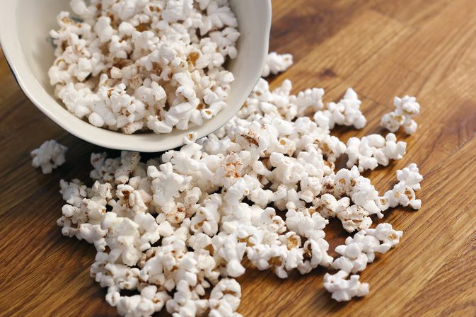 Hoe de smaakstick aan popcorn met popcorn te maken