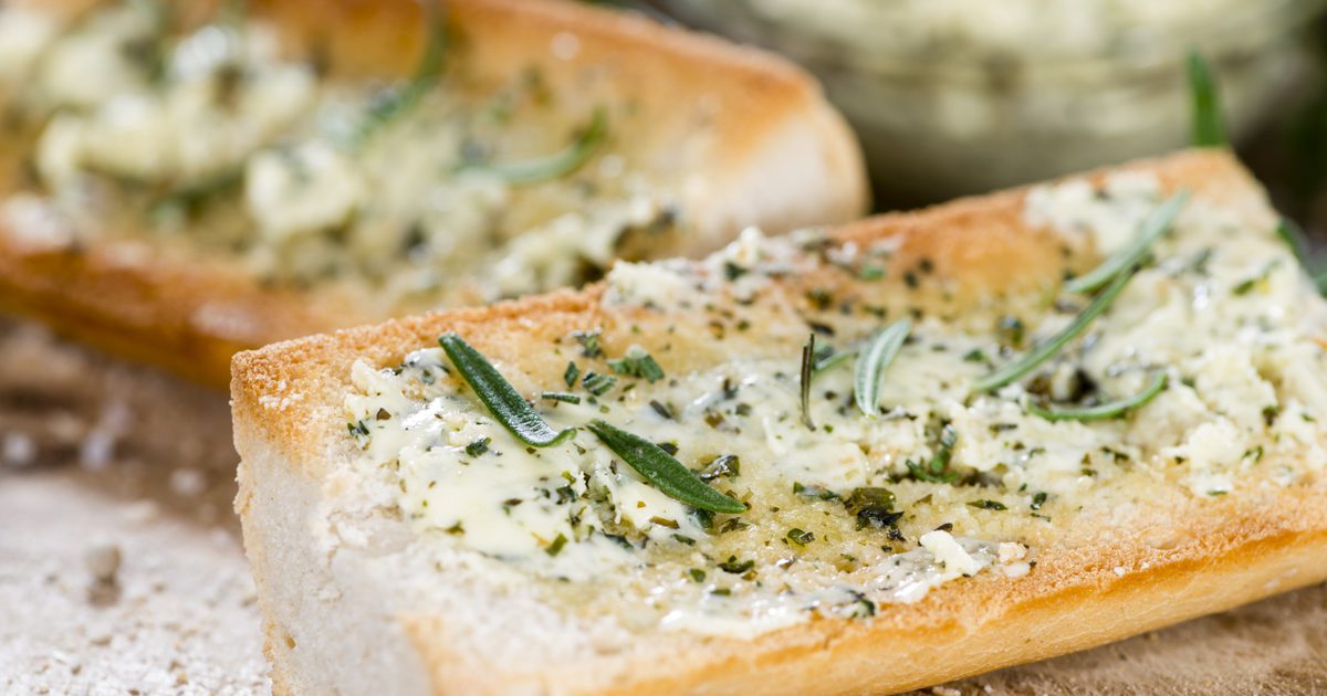 Как сделать чесночный хлеб с использованием оливкового масла и свежего чеснока