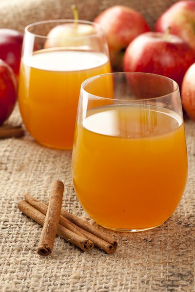Wie man harten Apfelwein vom Speicher-Gekauften Apfelsaft macht