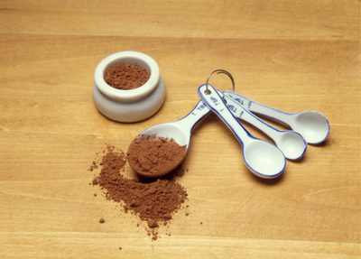 Wie man Formteil-Schokolade mit Kakaopulver macht