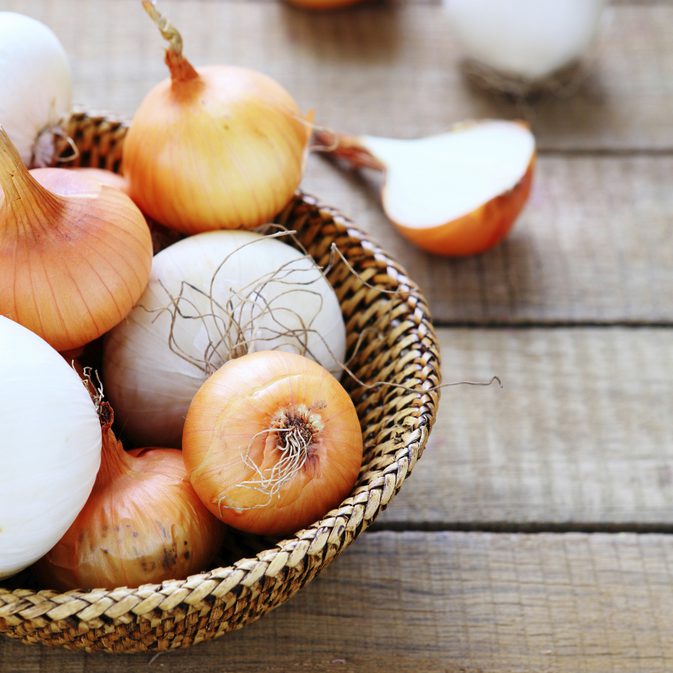 Hvordan lage Raw Onions Mild