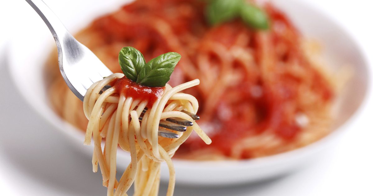 Hur man gör spagetti sås med tomatsås