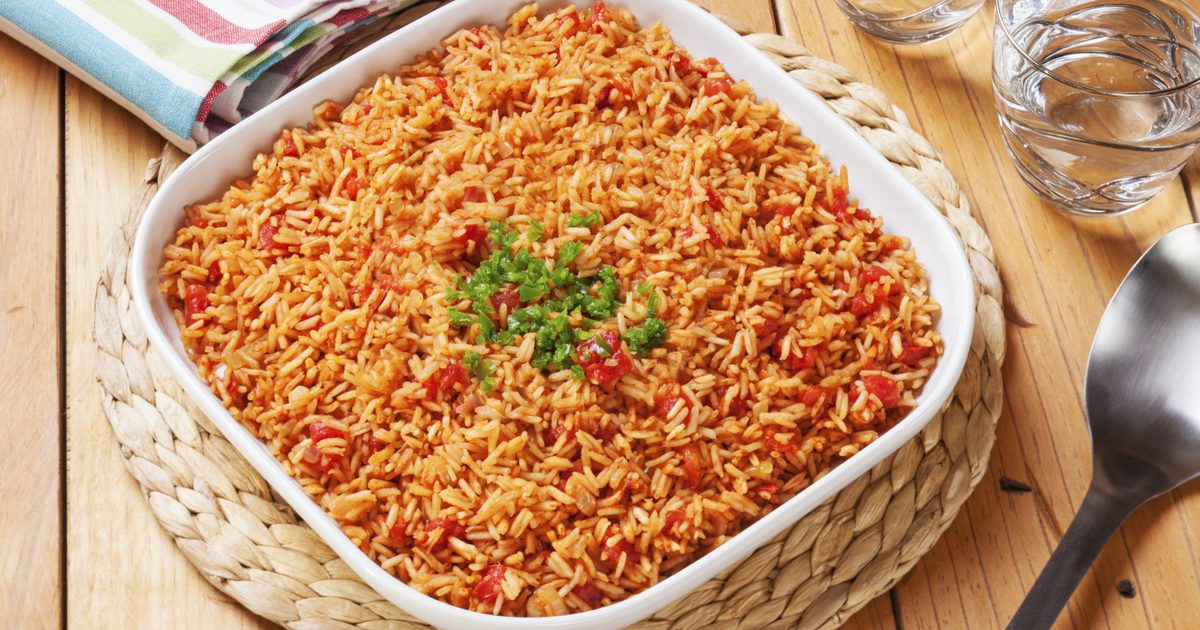 Hvordan laver spansk ris med tomatsauce
