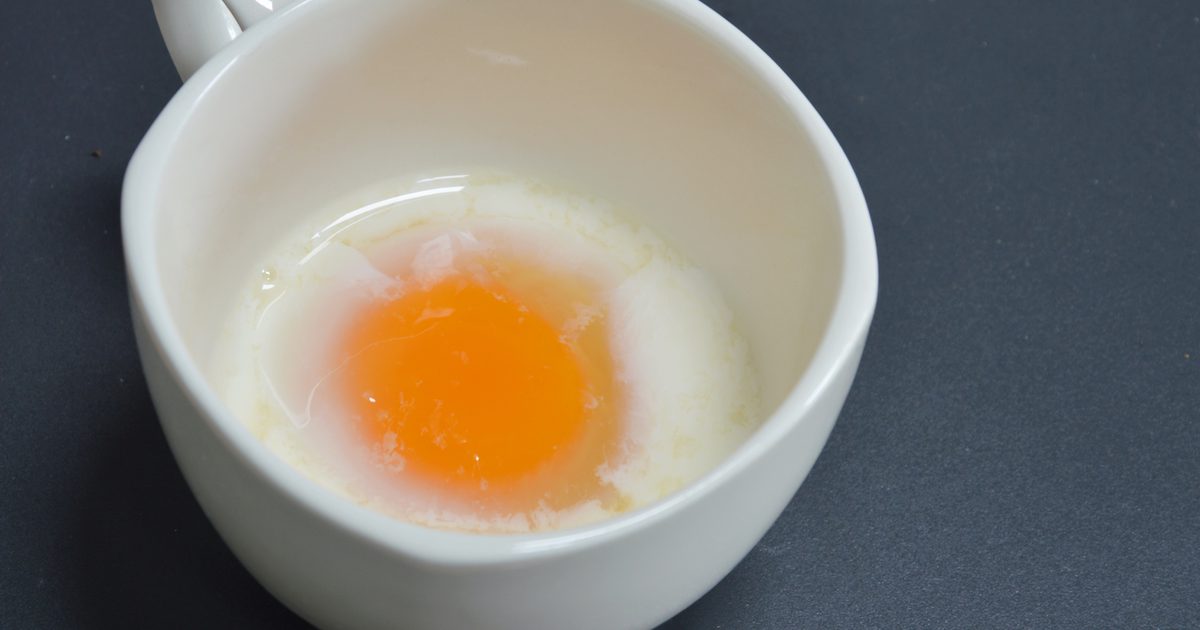 Slik mikrobølge et egg i en kopp