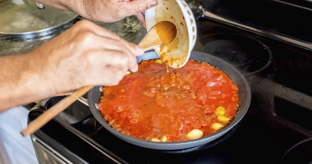 Hur man neutraliserar sockret i en tomatsås
