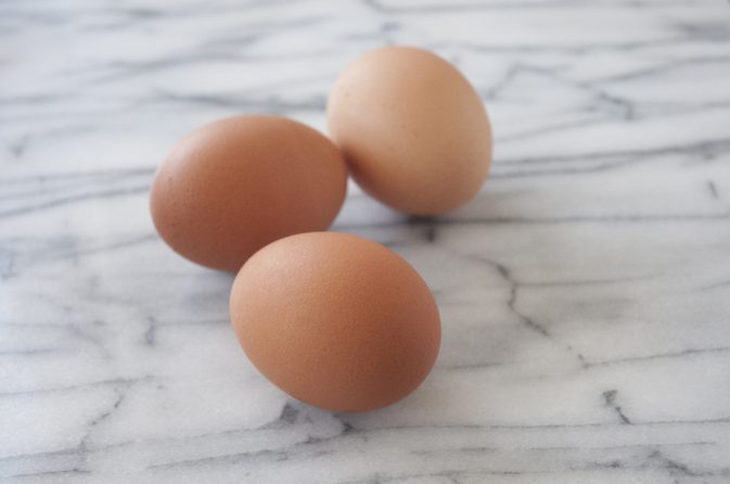 Hoe hardgekookte eieren te schillen