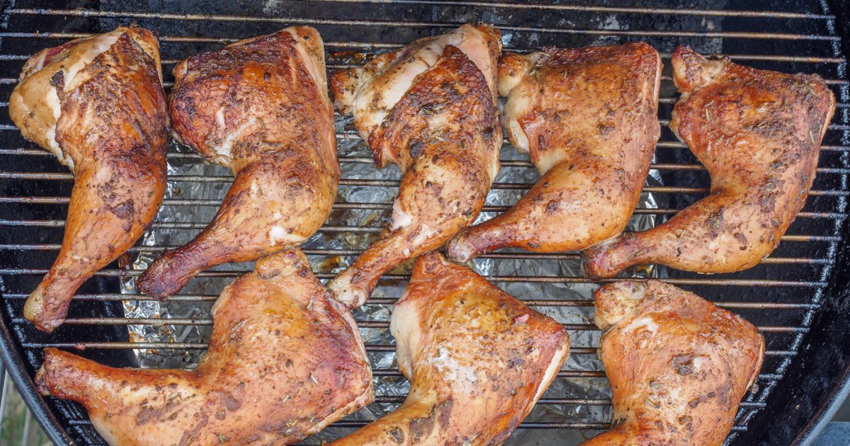 Hur man förhindrar kycklingben från att vrida mörk under matlagning