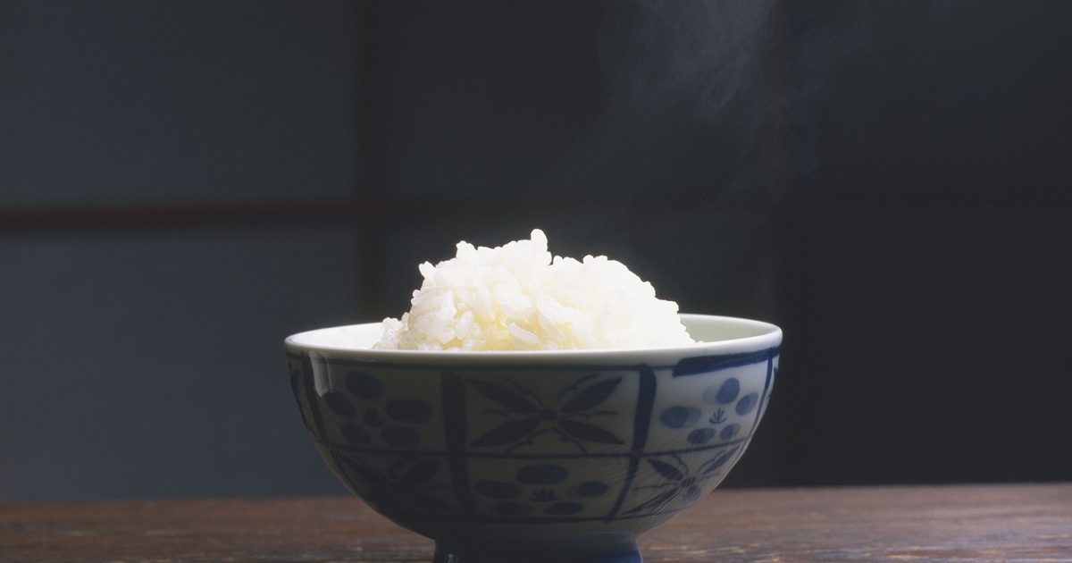 Hoe gekookte rijst opnieuw te verwarmen