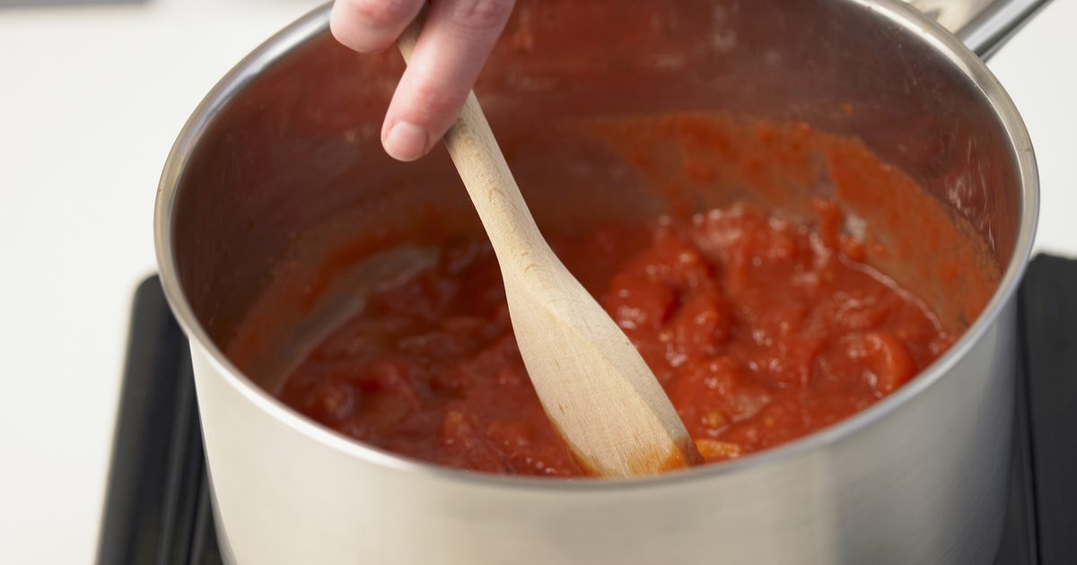 Как да премахнете киселината в доматен сос с помощта на масло