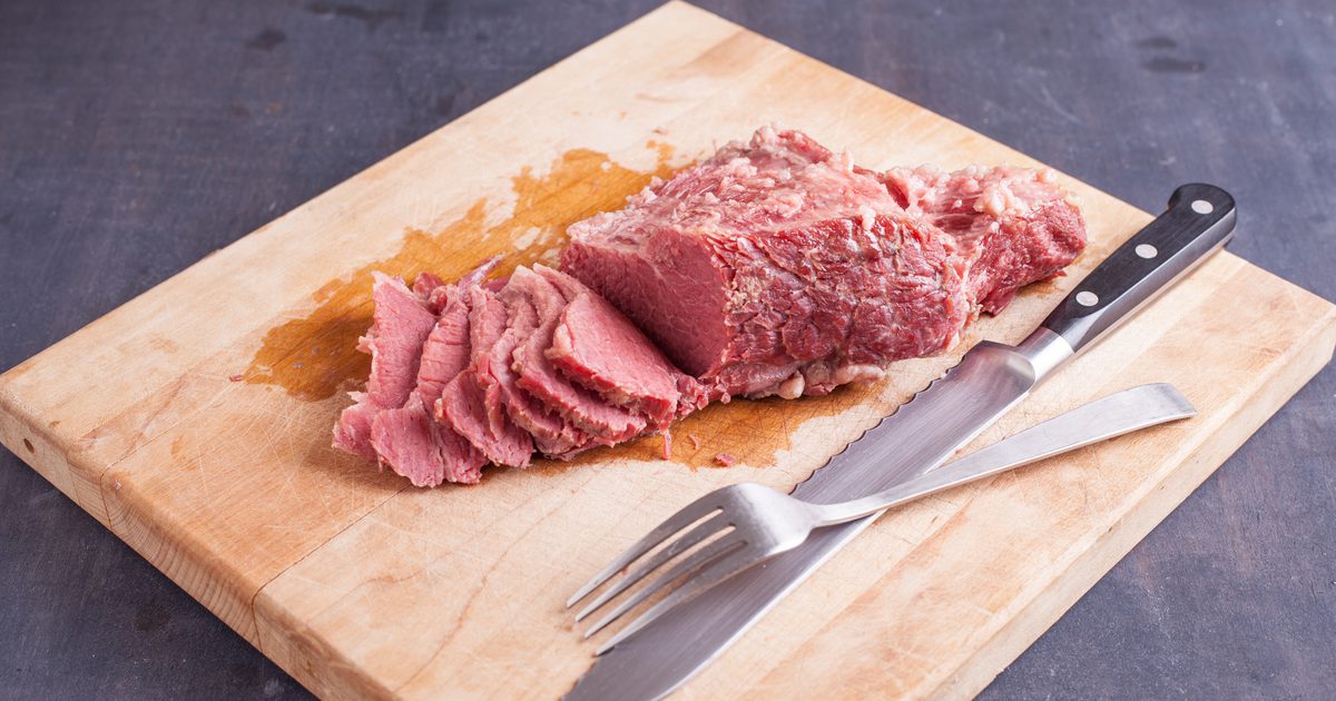 Wie man Corned Beef gegen das Korn schneidet