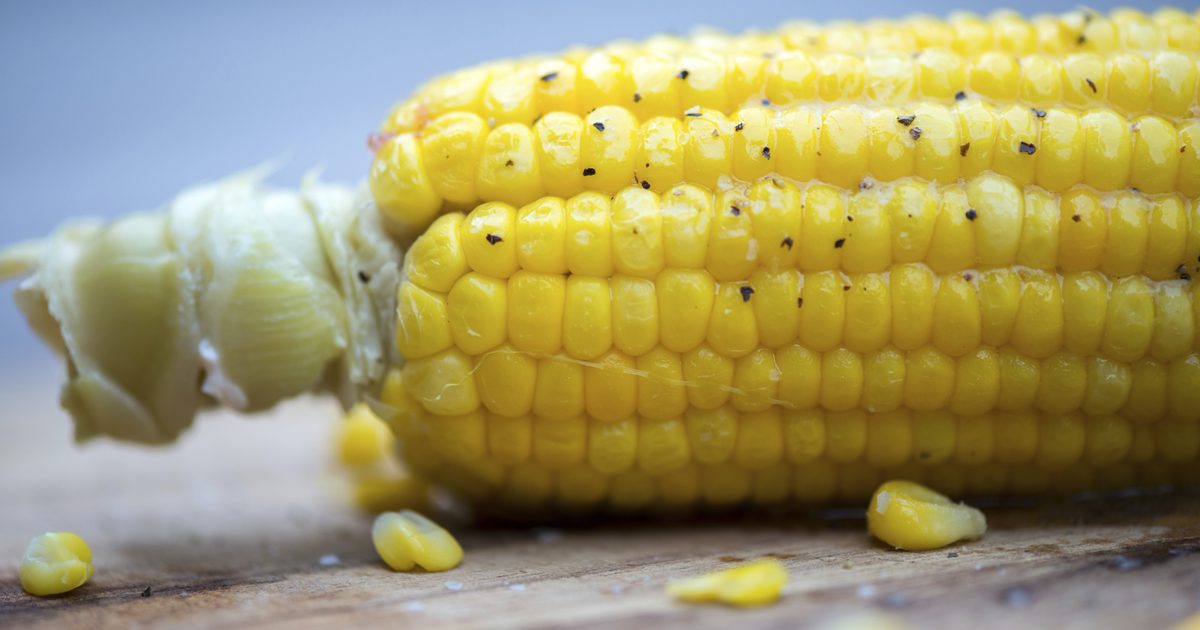 Hur Steam Corn på Cob utan att ta bort skräp