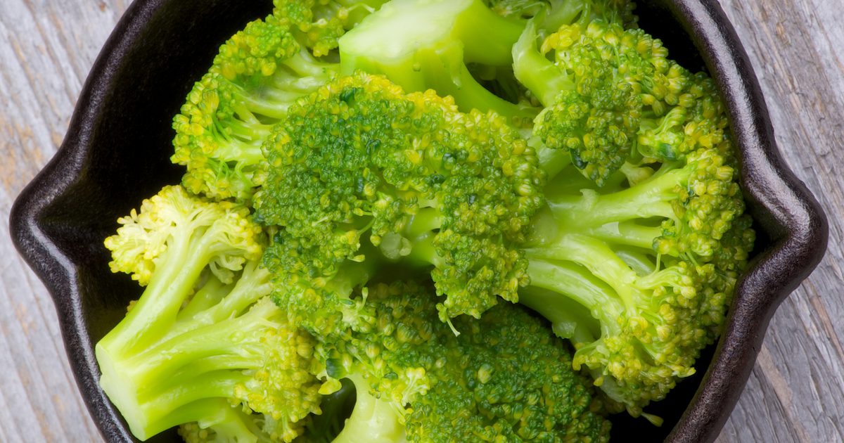 Hur man stoppar broccoli från luktande när man lagar mat