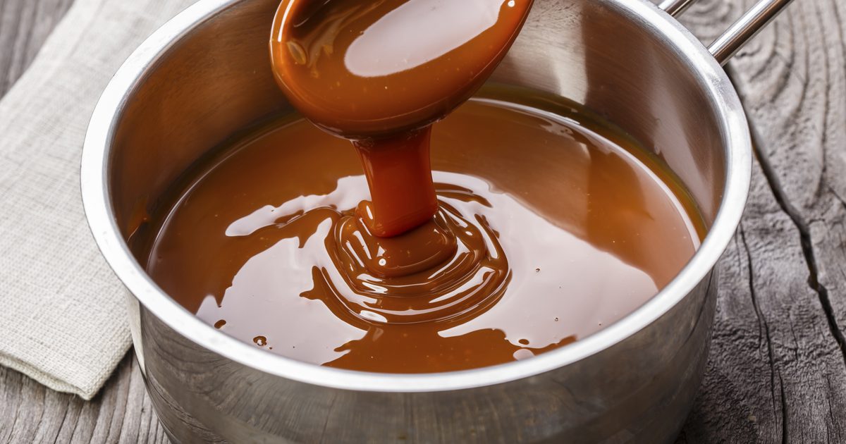 Как заменить белый сахар на коричневый цвет в карамельном соусе