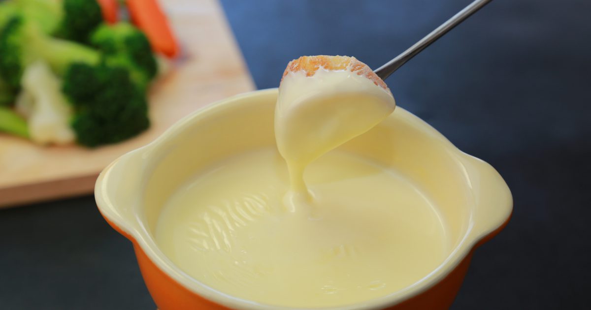 كيف تأخذ كتلة من الجبن وتصنع صلصة