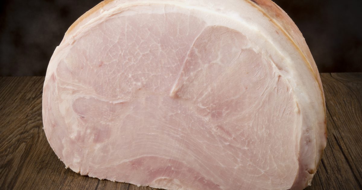 كيفية معرفة الفرق بين لحم المدخن المطبوخ تمامًا وطهي لحم الخنزير قبل تناول الطعام