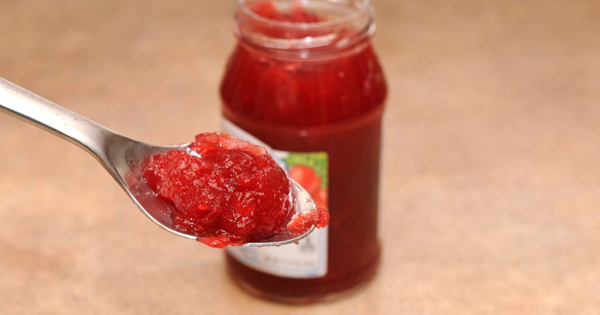 Hvordan man bruger konserver til at lave jordbærsuppe sauce