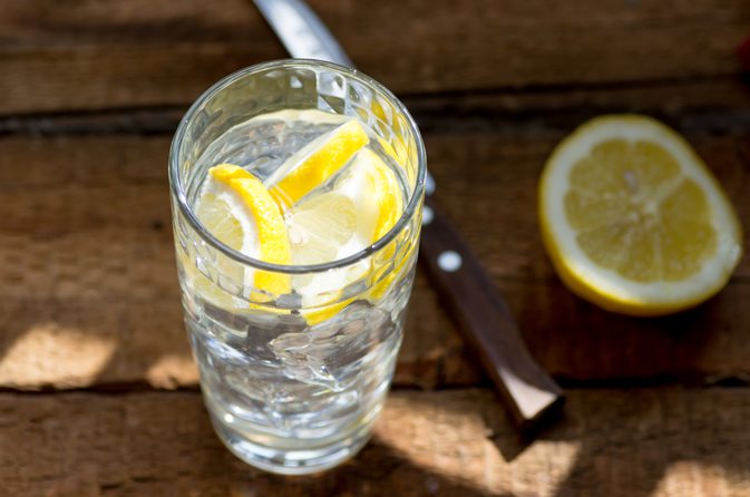 Ľadová voda s citrónom pre znižovanie hmotnosti
