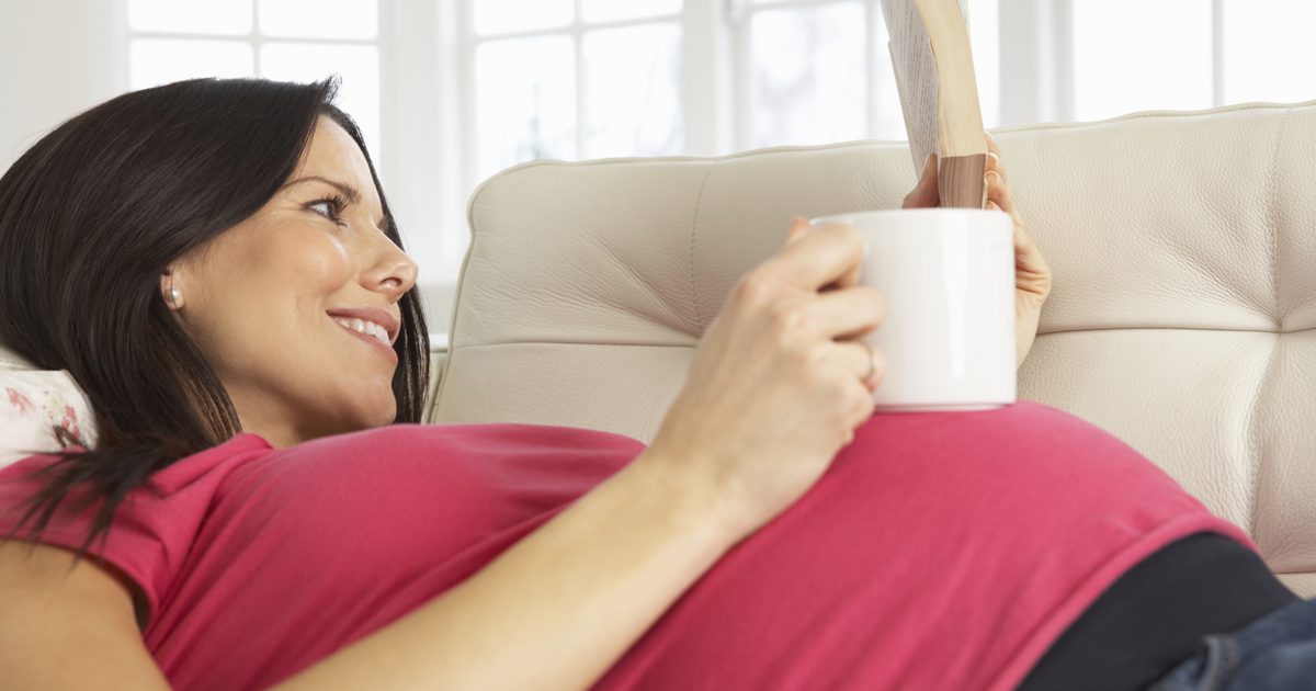 कॉफी का एक कप पीना ठीक है जब गर्भवती?