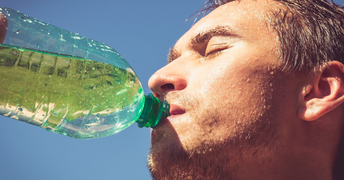 Är dricksvatten bättre än Powerade?