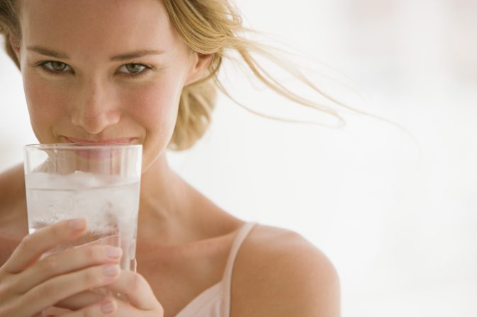 Je zlé piť studenú vodu s jedlom?