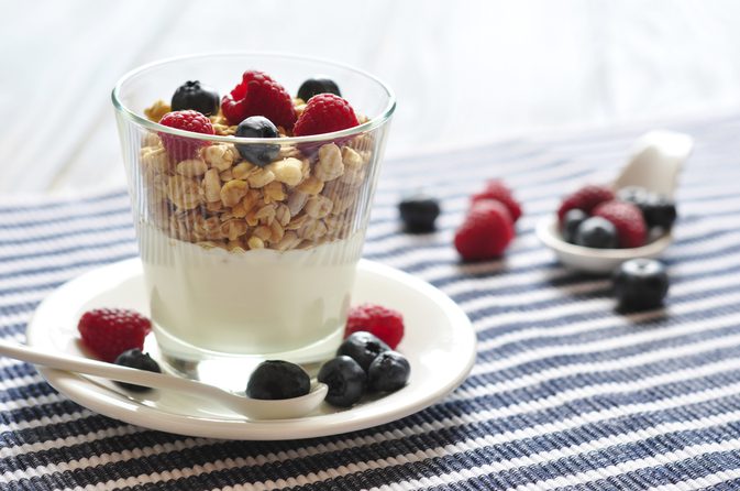 Är det friskt att äta yoghurt och Granola?