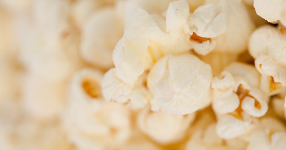 Есть ли диетическая разница между белым и желтым попкорном?
