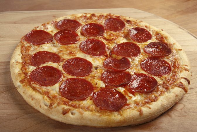 كبير بيبيروني بيتزا السعرات الحرارية