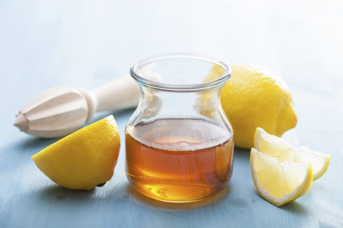 Zitronensaft, Honig und heißes Wasser für einen Husten