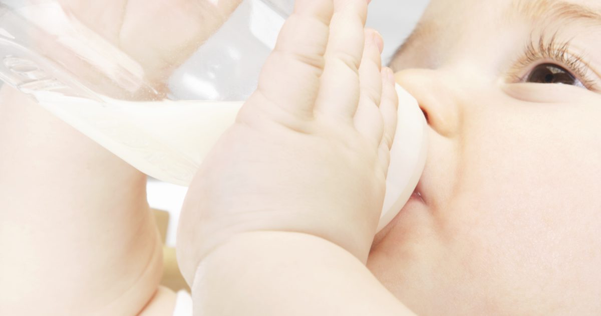 Novorojenček s prsnim koščenjem zaradi mleka