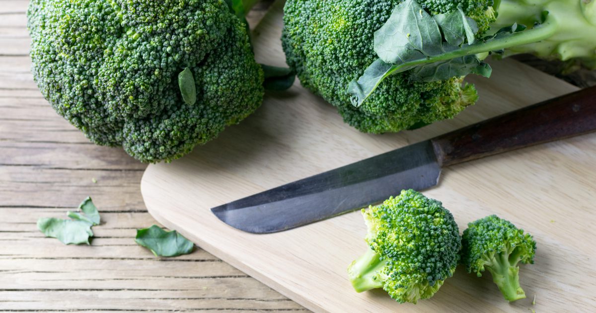 Voeding in Broccoli snijdt Vs. Florets
