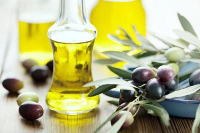 Czysty olej z oliwek jako środek nawilżający do ciała