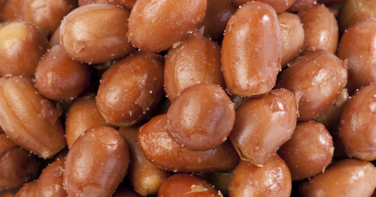 Rohe Vs. Geröstete spanische Erdnüsse: Was ist besser?