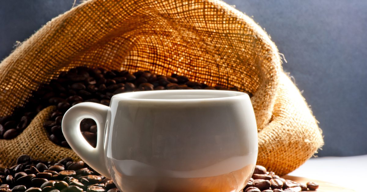Czy powinienem unikać picia kawy podczas diety o niskiej zawartości węglowodanów?