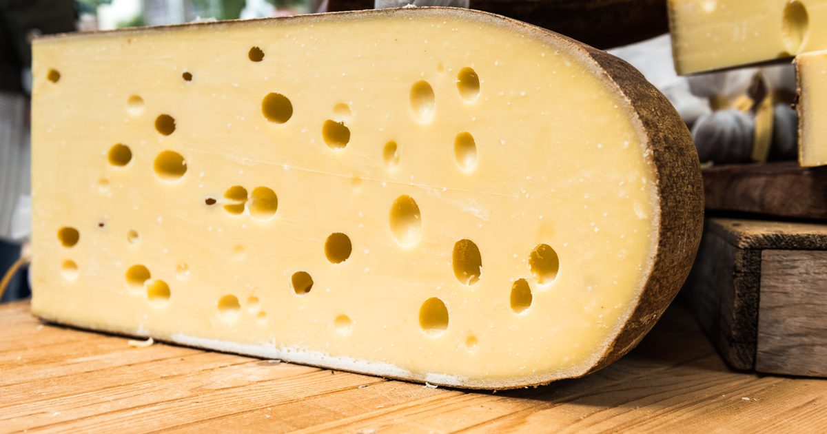 Schweizer vs. Cheddar Cheese Nutrition Information