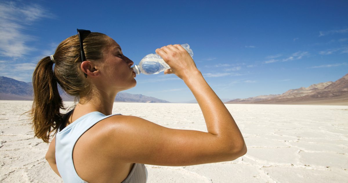 64 औंस पीने के लाभ क्या हैं। हर दिन पानी का?