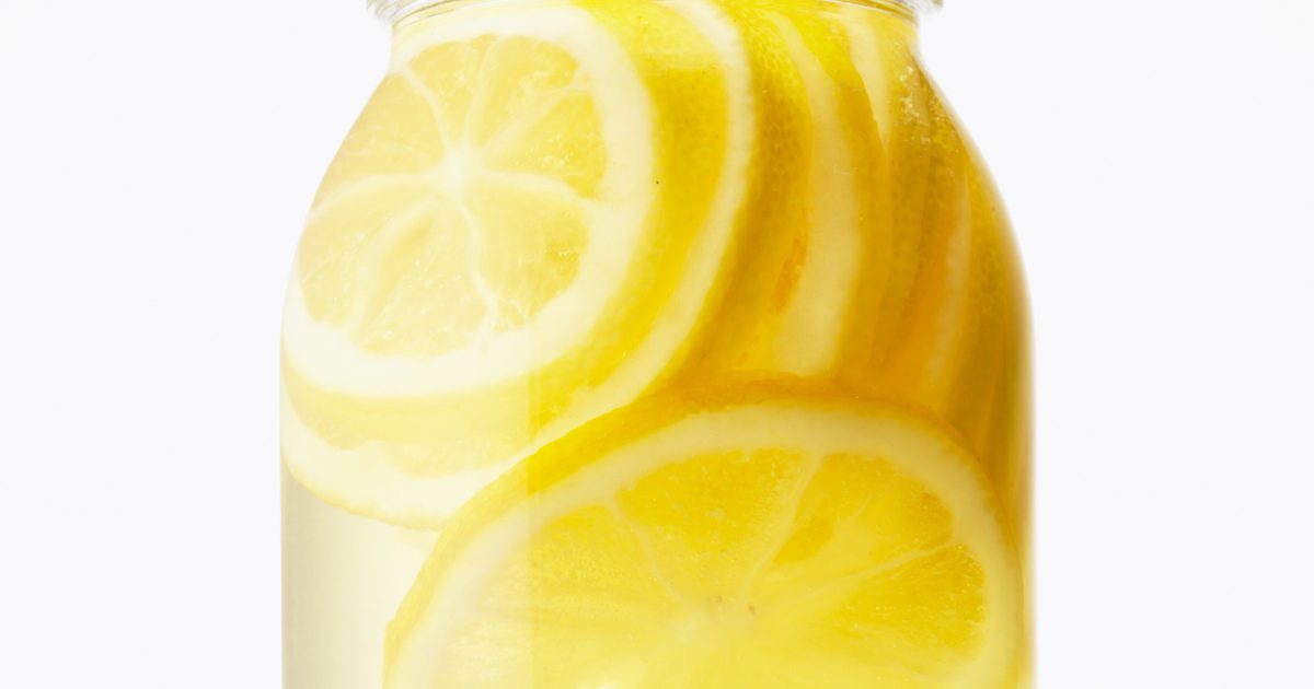 Hva er fordelene med å drikke sitron og honning i vann?