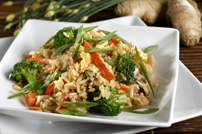 Каковы преимущества для здоровья коричневого риса и парированных овощей?