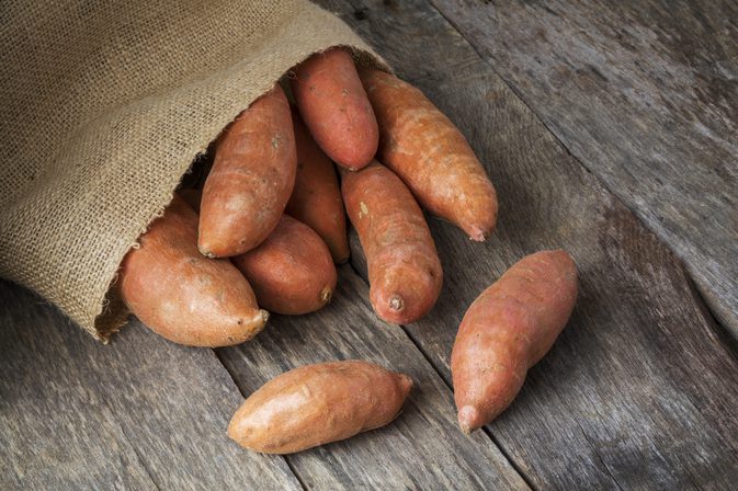 Hva er helsemessige fordeler med å spise søte poteter eller yams?
