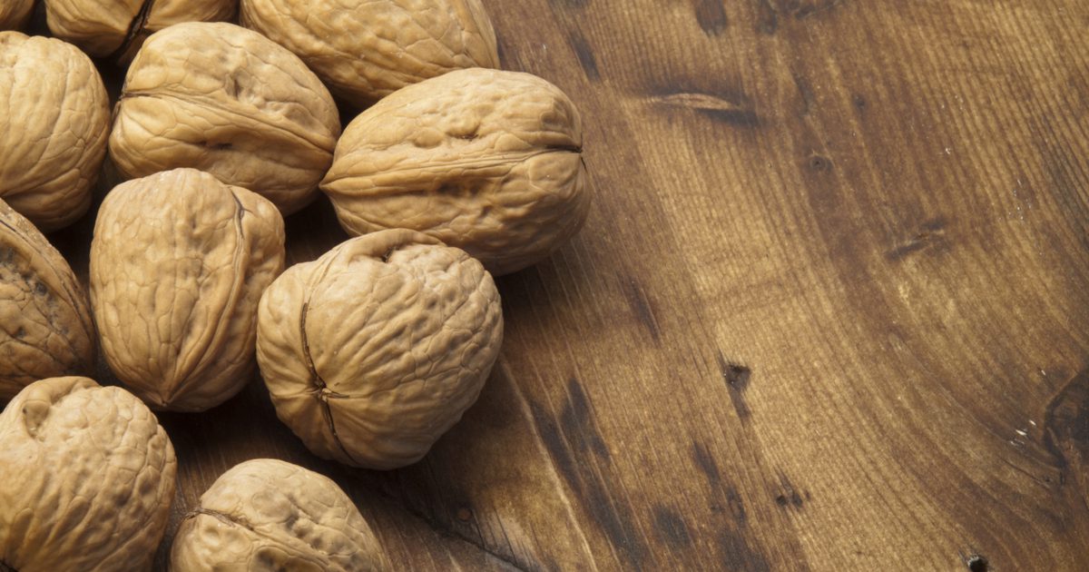 Vad är hälsofördelarna med engelska valnötter vs svarta valnötter?