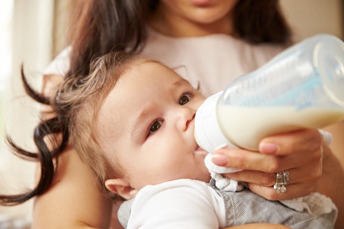 Čo sa stane, ak novorodenca pije kravské mlieko?
