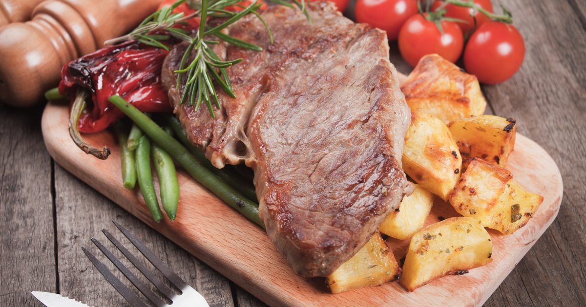 Was ist der beste Weg, um Steak & Kartoffeln zusammen im Ofen zu kochen?