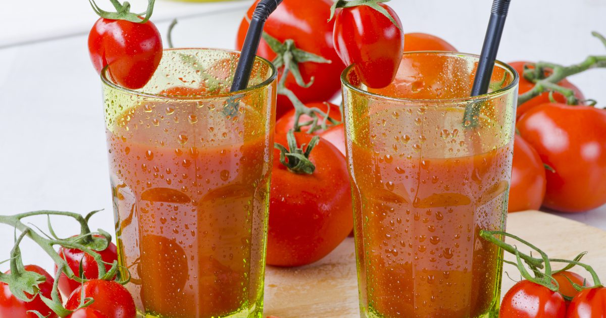 Какова разница в питательности между V8 и томатным соком?