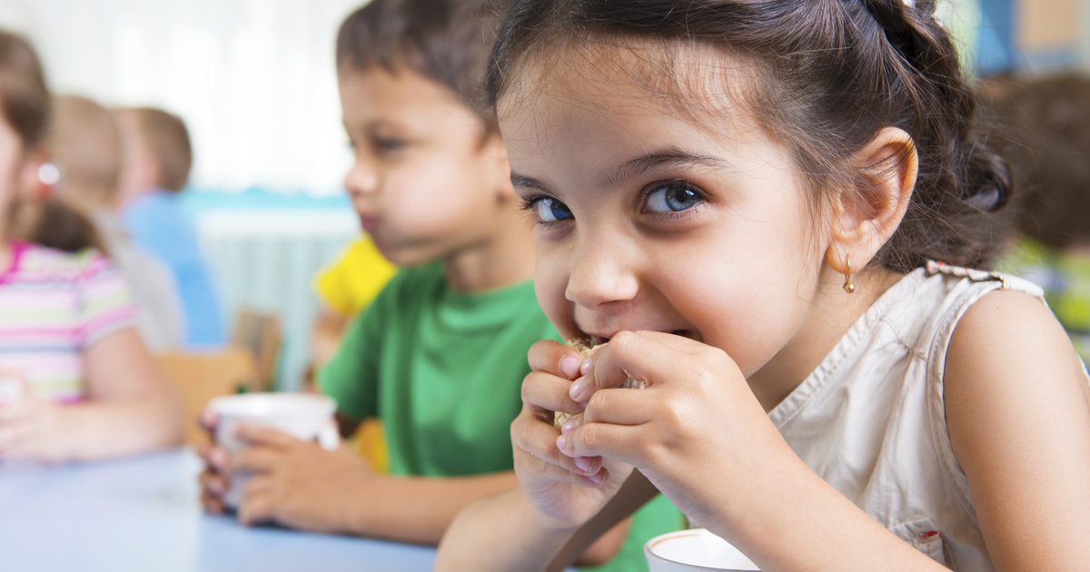 Kaj je priporočeni kalorični vnos za otroke?